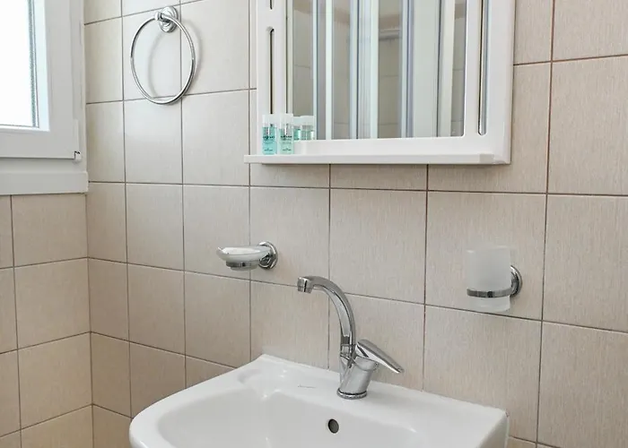 Akrothalassia * Adamantas