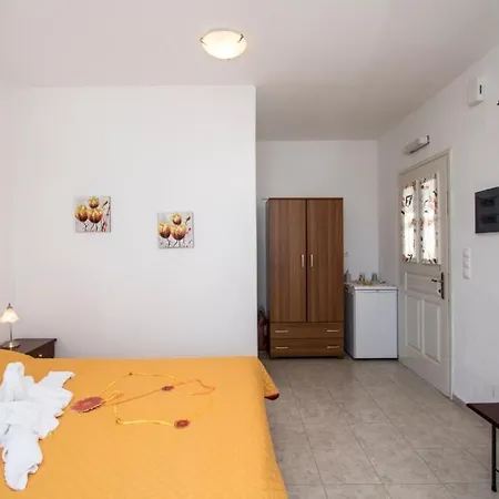 Apartment Akrothalassia Adamantas (Milos)