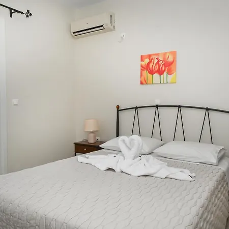 Akrothalassia אדאמאס