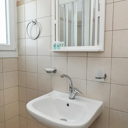 Akrothalassia * אדאמאס