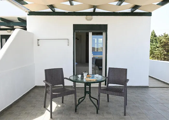 Akrothalassia Adamantas (Milos)